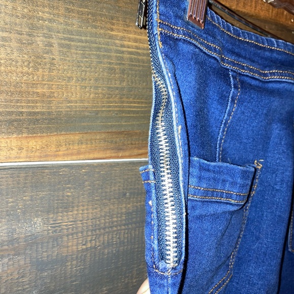 Bell Bottom jeans zip up on the side size Med Woman’s - Picture 4 of 14